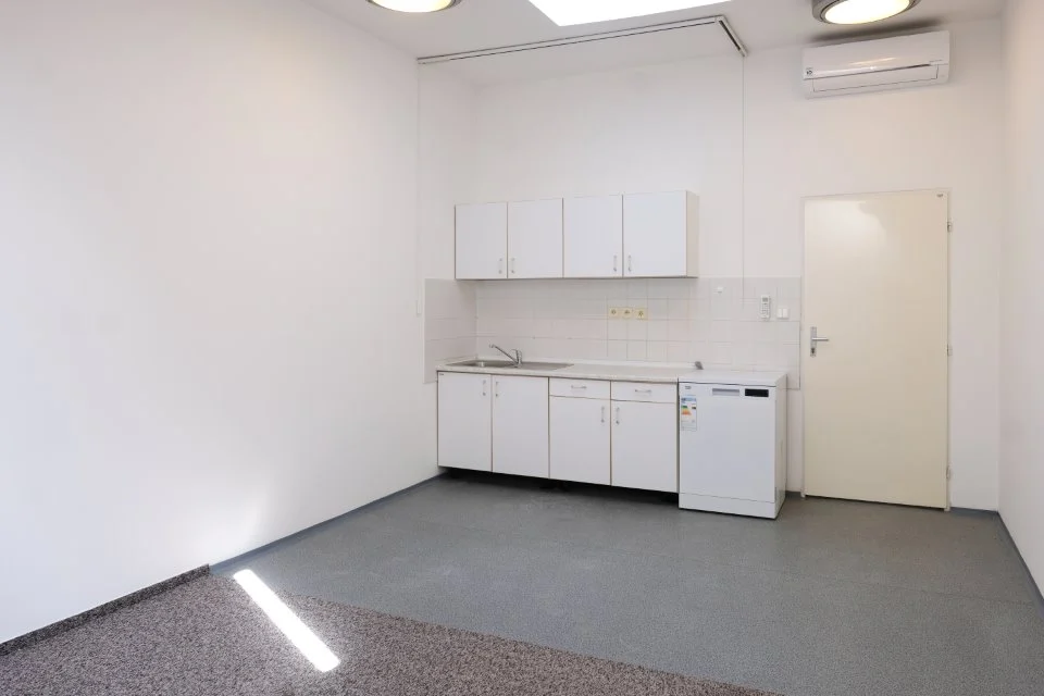 04-pronajem-bytu-3+kk-90m2-ulice-kotselni-moravska-ostrava-kuchyne
